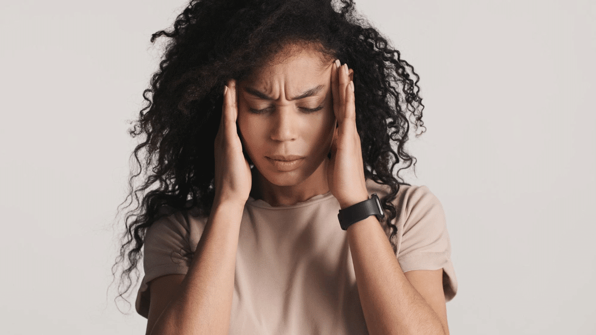 Woman with tinnitus and migraine